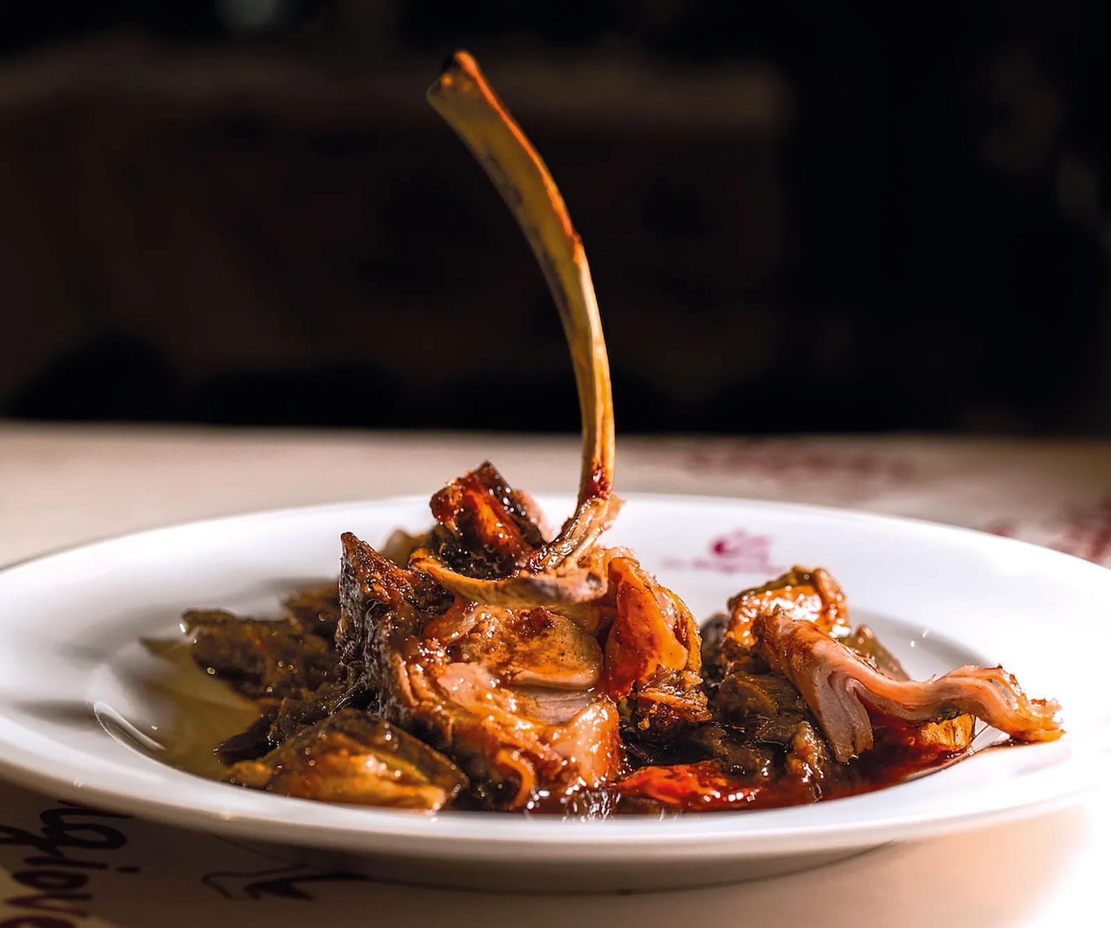 Carrè di agnellone della Tenuta Saiano al forno con fricandò di verdure e salsa al Vermouth
