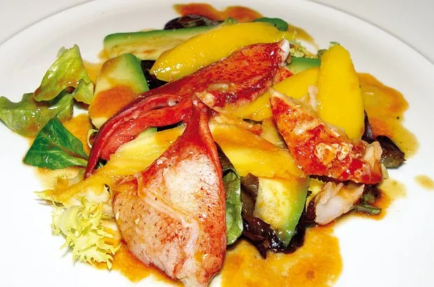 Insalata di astice, mango e avocado