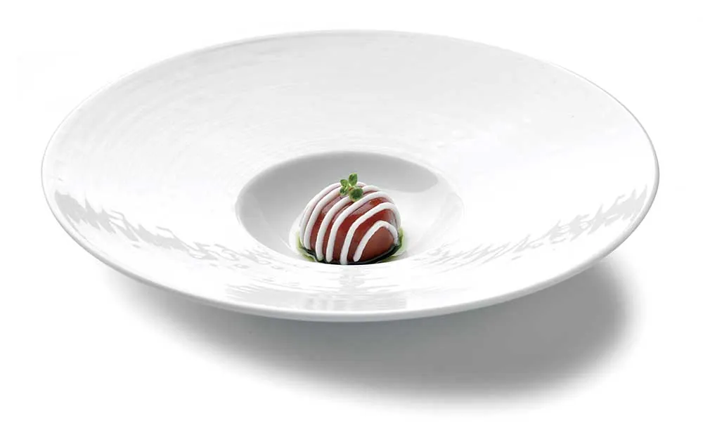 INGREDIENTI kg. 1 di melanzana, g. 20 di basilico, cl. 20 di olio extravergine d’oliva q.b., sale fino, g. 150 di passata di pomodoro San Marzano, g. 2 di agar agar, g. 50 gr fior di latte di Agerola, g. 20 di latte fresco, g. 10 di maizena.