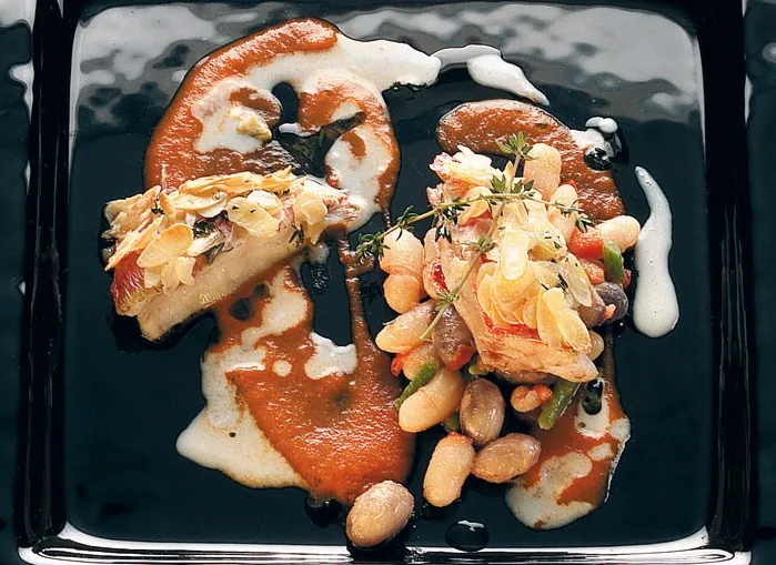 Triglia in crosta di mandorle, insalatina di legumi con salsa di pomodoro montata all'olio e spuma d'aglio