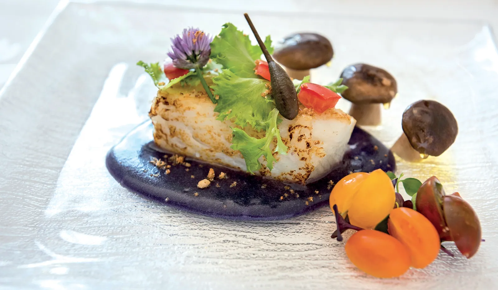 Baccalà Confit - su crema di patate vitellotte, funghi cardoncelli e insalata di datterino giallo e arancione