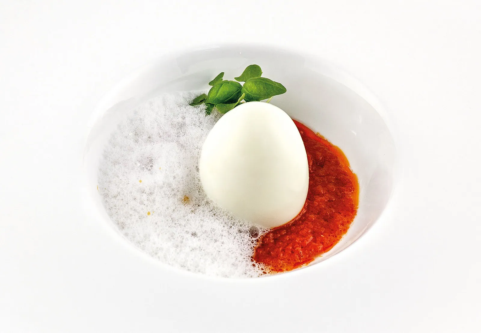 Uovo cotto a bassa temperatura, conserva di San Marzano e aria di grana padano